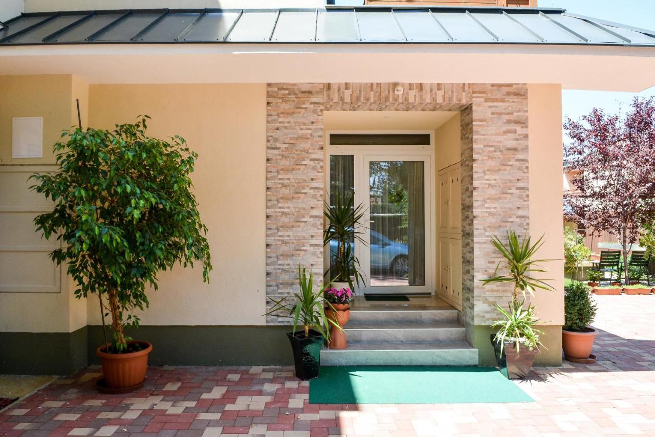 Media Panzio Es Apartmanhaz Hajduszoboszlo Bagian luar foto