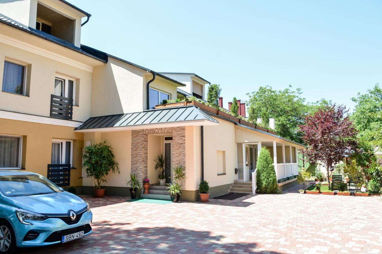 Media Panzio Es Apartmanhaz Hajduszoboszlo Bagian luar foto