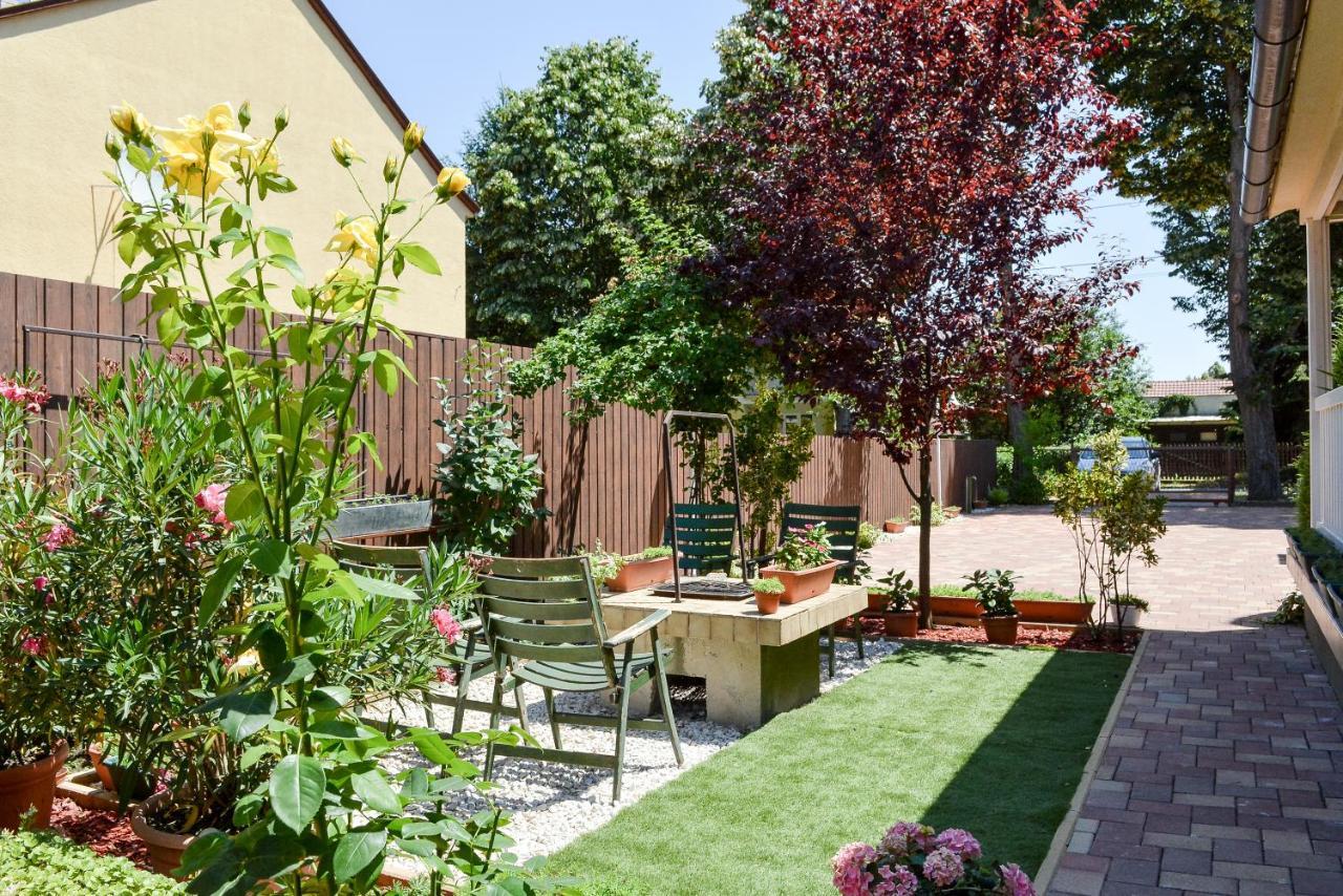 Media Panzio Es Apartmanhaz Hajduszoboszlo Bagian luar foto
