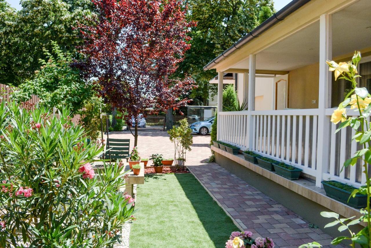 Media Panzio Es Apartmanhaz Hajduszoboszlo Bagian luar foto