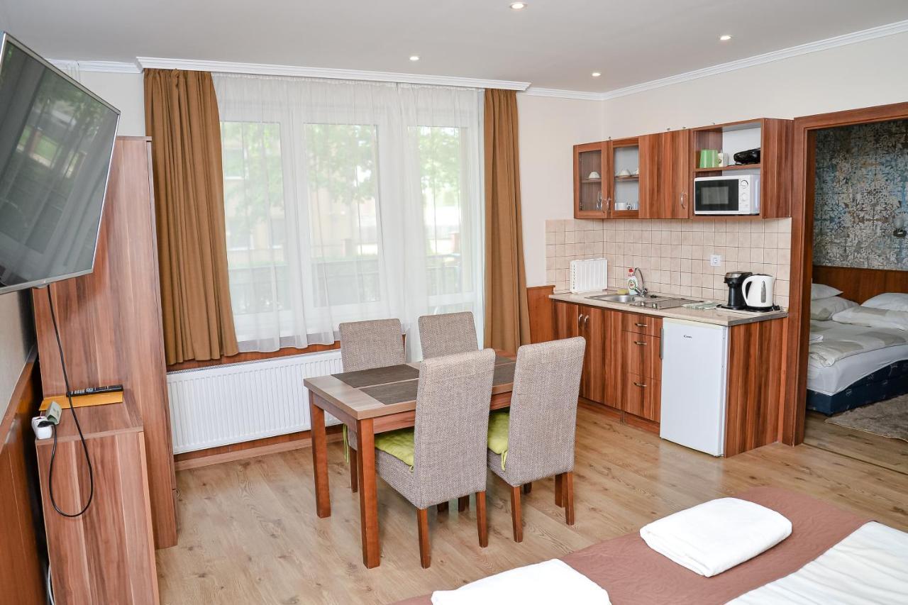 Media Panzio Es Apartmanhaz Hajduszoboszlo Bagian luar foto