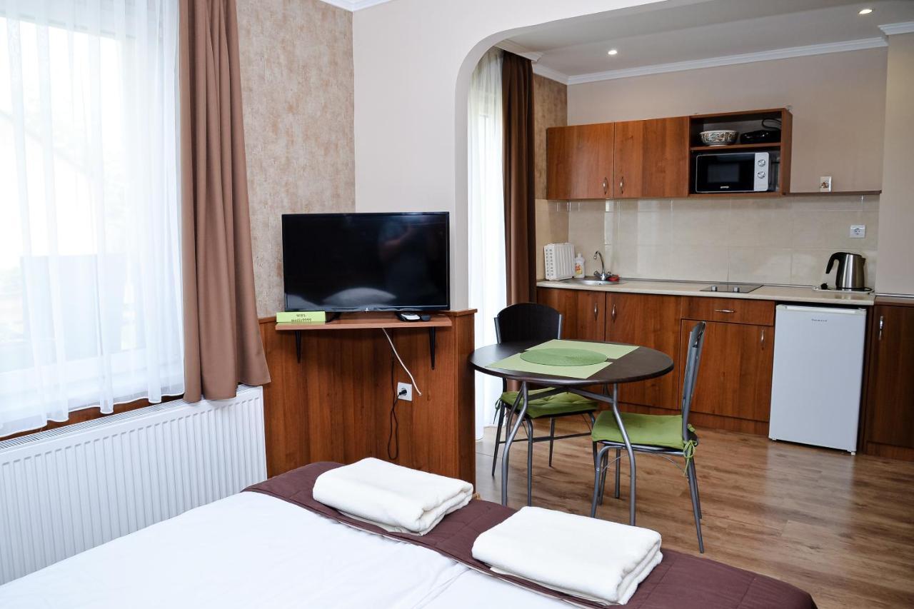Media Panzio Es Apartmanhaz Hajduszoboszlo Bagian luar foto