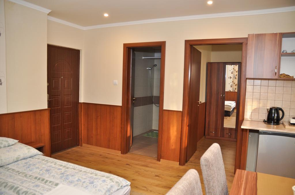Media Panzio Es Apartmanhaz Hajduszoboszlo Bagian luar foto