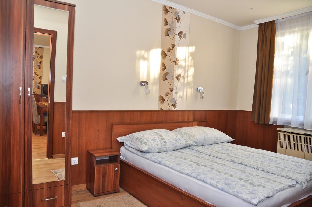 Media Panzio Es Apartmanhaz Hajduszoboszlo Bagian luar foto