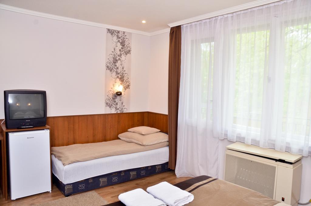 Media Panzio Es Apartmanhaz Hajduszoboszlo Bagian luar foto