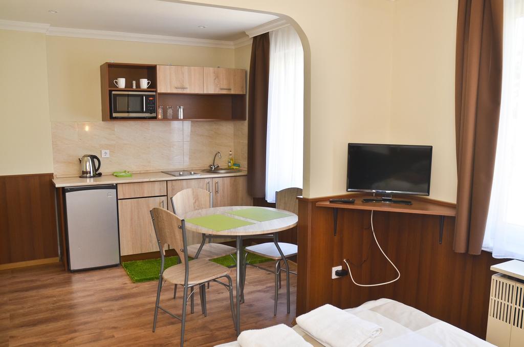 Media Panzio Es Apartmanhaz Hajduszoboszlo Bagian luar foto