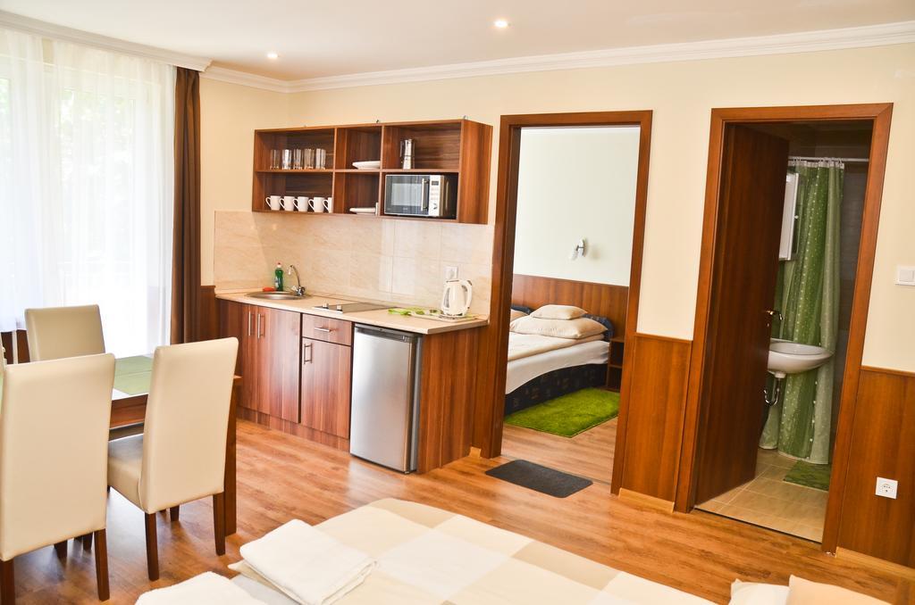 Media Panzio Es Apartmanhaz Hajduszoboszlo Bagian luar foto